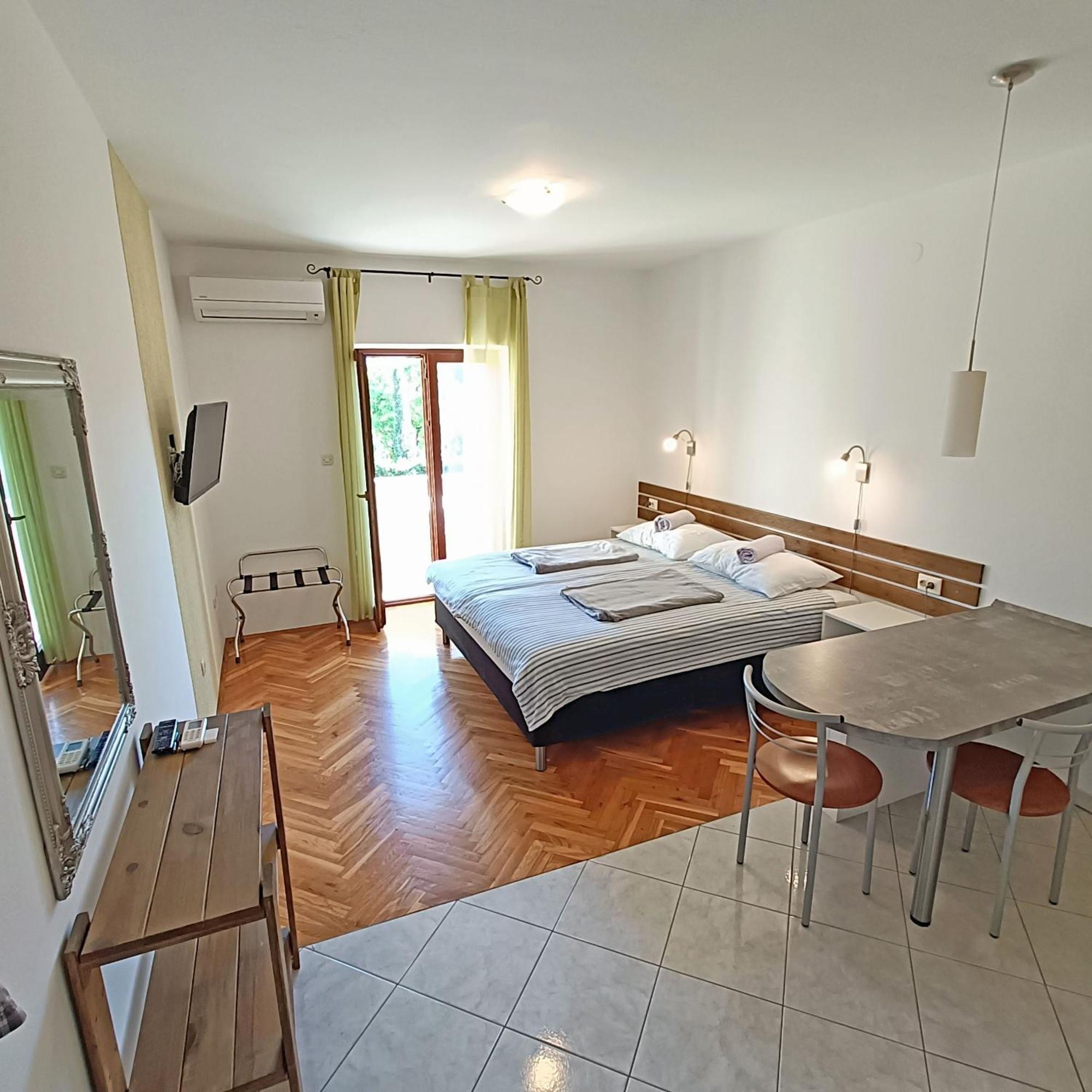 Paklenica Sport Apartments Starigrad Paklenica Eksteriør billede
